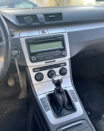 Volkswagen Passat cena 14000 przebieg: 281000, rok produkcji 2009 z Warszawa małe 137